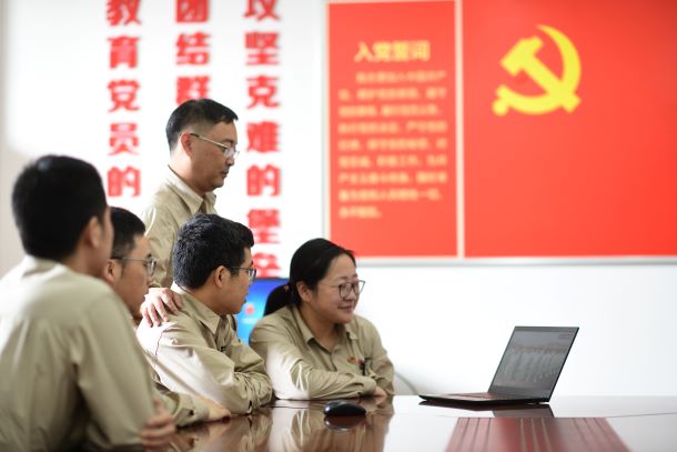 浙江公司北仑电厂党员在党员活动室组织收看庆祝中国共产党成立100周年大会盛况