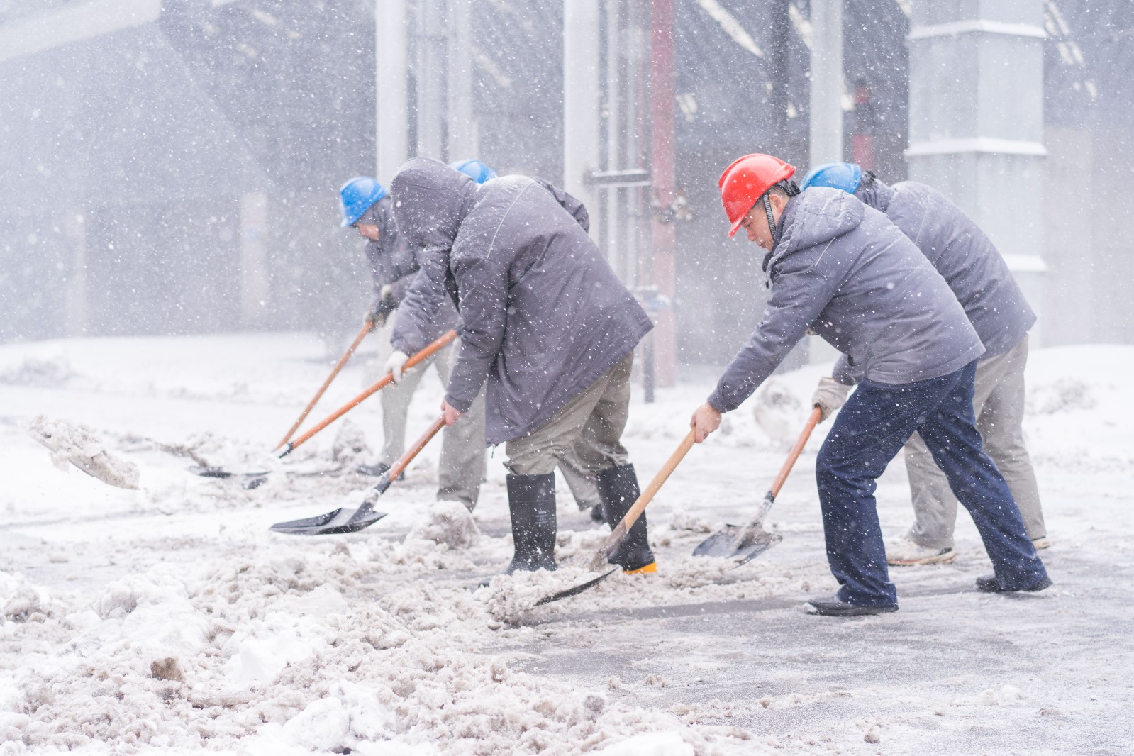 图为党员干部开辟积雪道路2