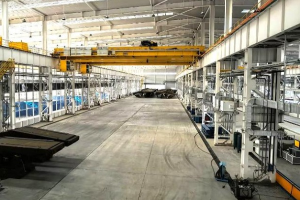 图为神东首个8.0米液压支架检修车间