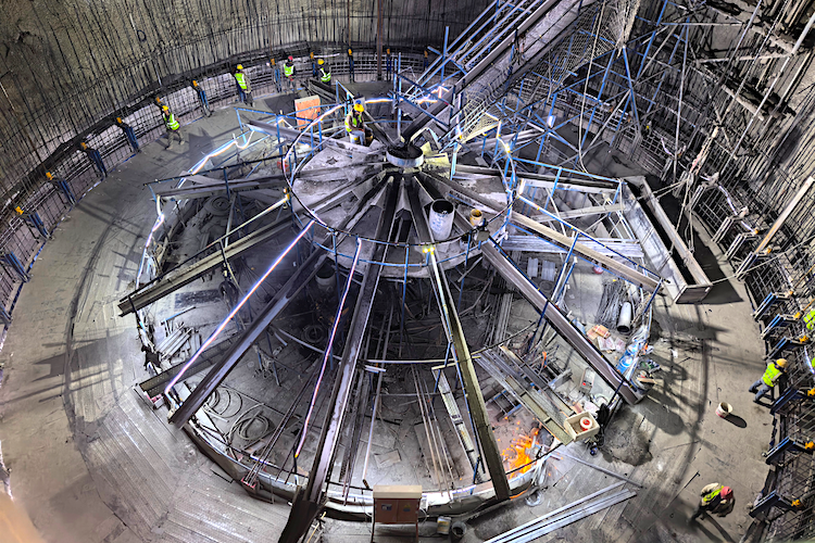 图为调压井衬砌施工作业现场