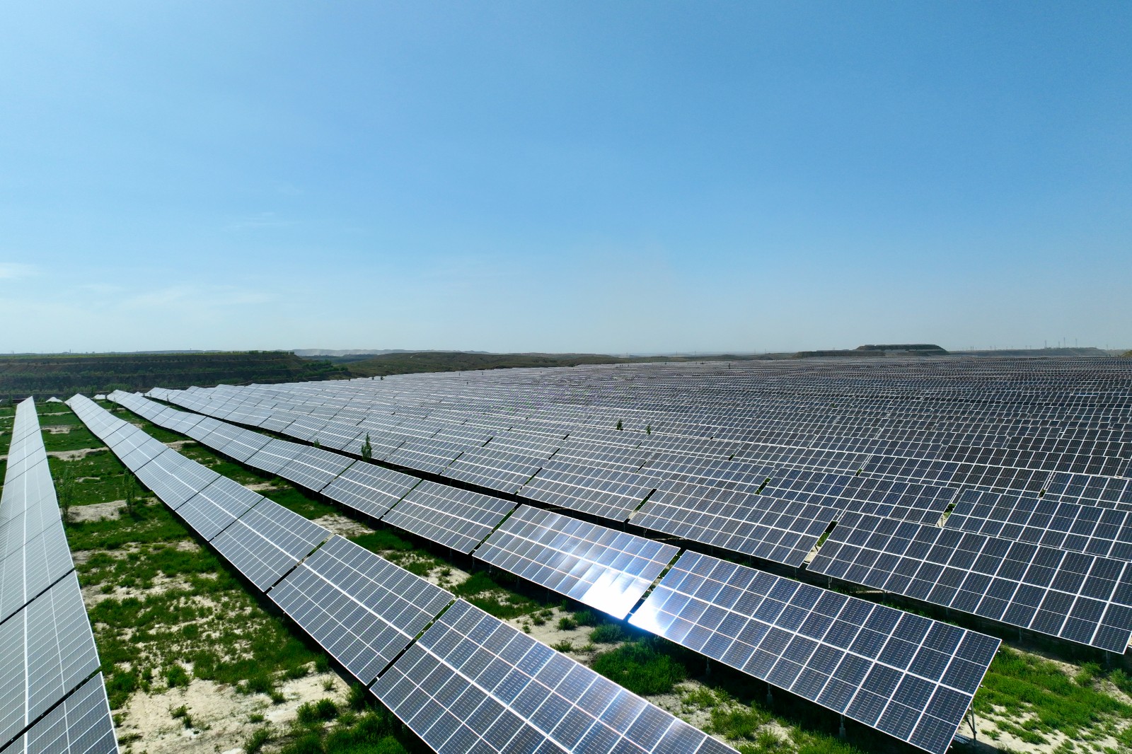 图为东胜热电230兆瓦光伏项目光伏板特写