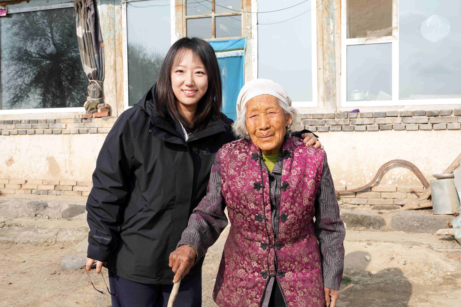 图为重阳节活动李莹与老人的合影留念(小于1M)